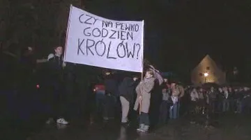 Protest proti rozhodnutí pohřbít polského prezidenta na Wawelu