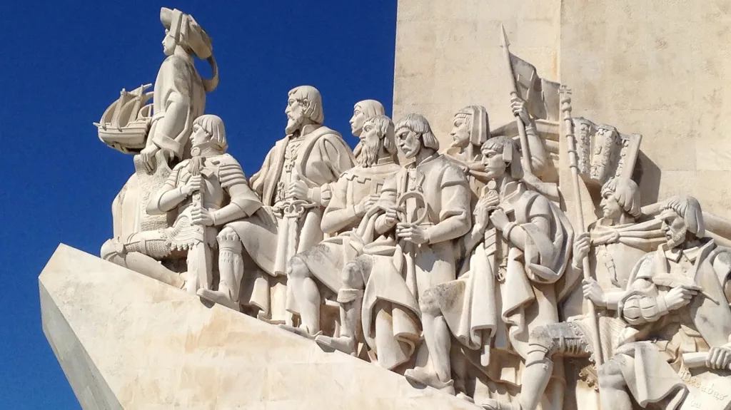 Památník objevitelů v Lisabonu, na špici stojí Jindřich Mořeplavec
