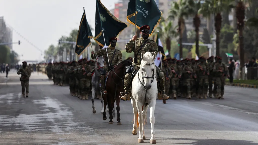 Členové syrské armády během vojenské přehlídky u příležitosti oslav 1. výročí pádu Bašára al-Asada