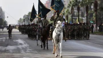 Členové syrské armády během vojenské přehlídky u příležitosti oslav 1. výročí pádu Bašára Asada