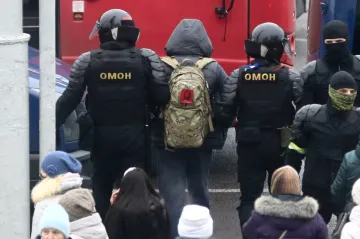 Bělorusové „šli ven“ uctít zemřelého aktivistu. Policie zatkla přes tisíc lidí