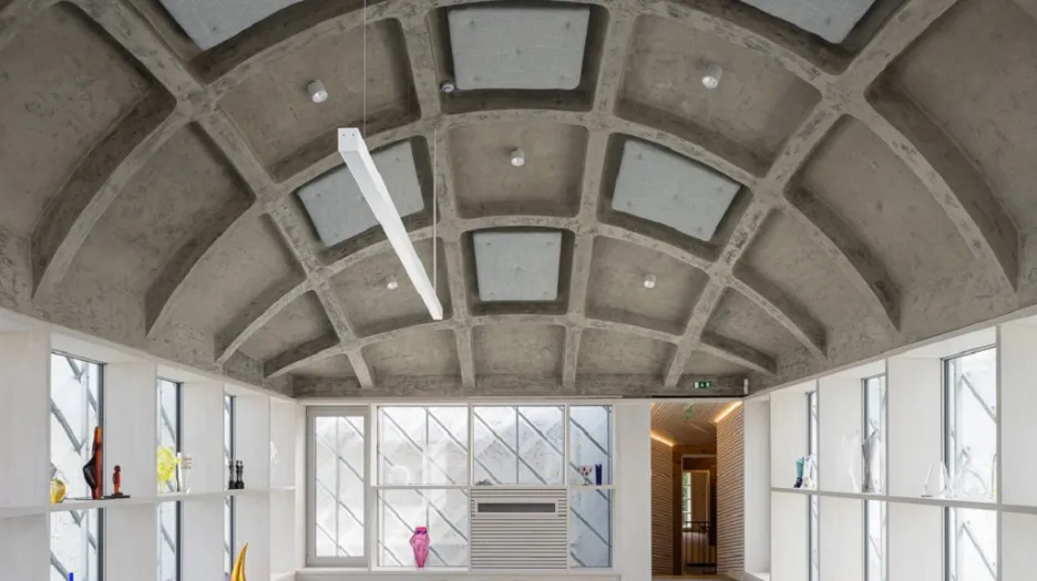 Sídlo firmy Lasvit v Novém Boru (autoři: Jiří Opočenský, Štěpán Valouch / ov-a, ov architekti; spoluautoři: David Balajka, Anna Schneiderová)