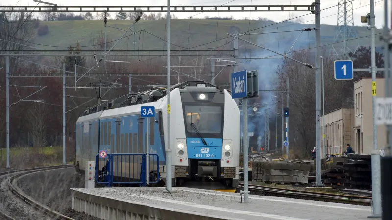 Odbočka z Prunéřova do Kadaně je jednou ze zatím posledních elektrizovaných traťových úseků v Česku