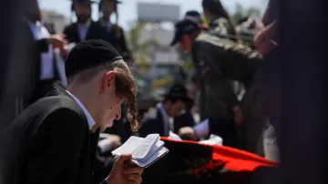 Stovky ultraortodoxních židů se střetly s policií kvůli náborům do armády