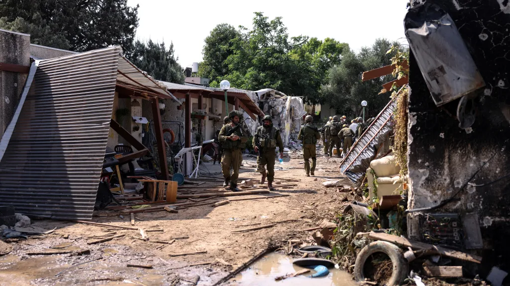 Izraelští vojáci v kibucu Kfar Aza na jihu Izraele
