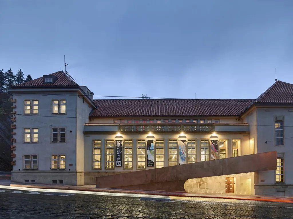 Výstavní síň Kunsthalle Praha je dílem autorů Jana Schindlera, Ludvíka Seka a Zuzany Drahotové ze společnosti Schindler Seko. Novoklasicistní budova sloužila původně jako trafostanice pro napájení pražských tramvají