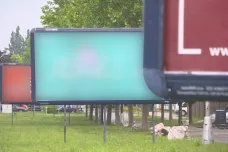 Billboardy v Hradci Králové majiteli vydělávají léta bez platného povolení. Stavební úřad nezasáhl