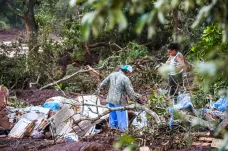 Protržená přehrada v Brazílii. Mrtvých je už 58, na místě pomáhají izraelští vojáci