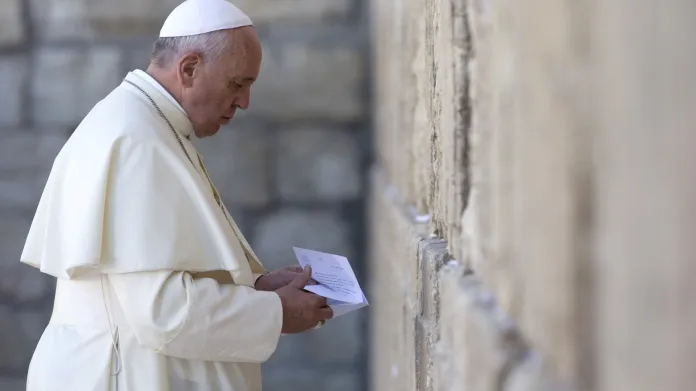 Papež František u Zdi nářků