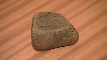 Vyoperovaný kámen