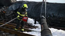 Hasiči pokračují v likvidaci následků škod po požáru cisteren v Hustopečích nad Bečvou