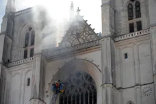 V Nantes padlo obvinění kvůli požáru katedrály, muž se přiznal