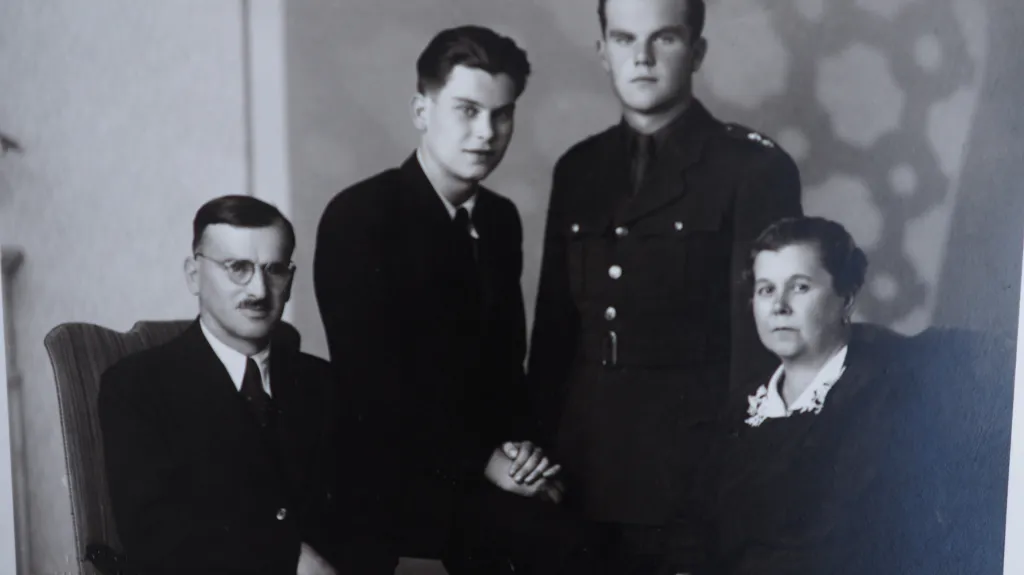 Rodina Bruno Schreibera (sedí vedle otce) těsně po druhé světové válce