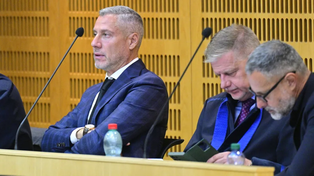 Obviněný Michal Redl (vlevo) se svými právními zástupci