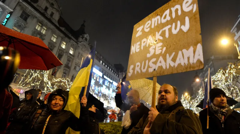 Protestní pochod Sto tisíc podpisů z Václaváku na Hrad