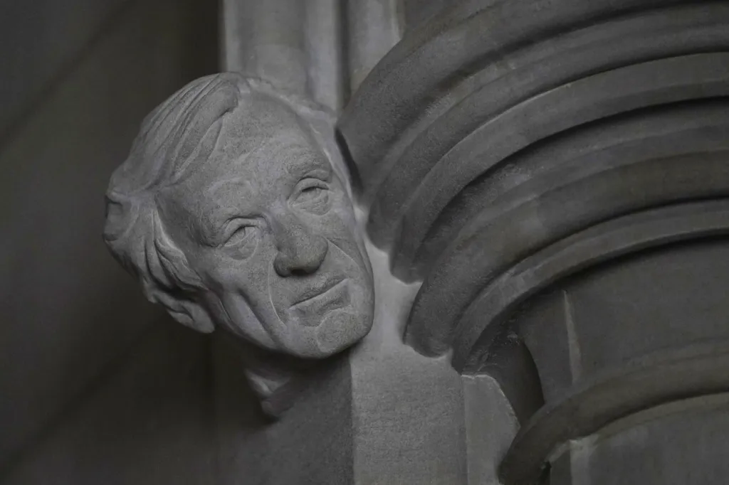 Sochař Chas Fagan dokončuje plastiku „posla míru“ Elieho Wiesela ve Washingtonské národní katedrále v USA