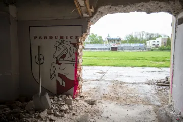Přístavby k fotbalovému stadionu v Pardubicích bourají dělníci. Původní část čeká rekonstrukce