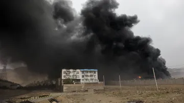 Následky útoku na palivové nádrže u Teheránu (snímky z 8. března 2026)