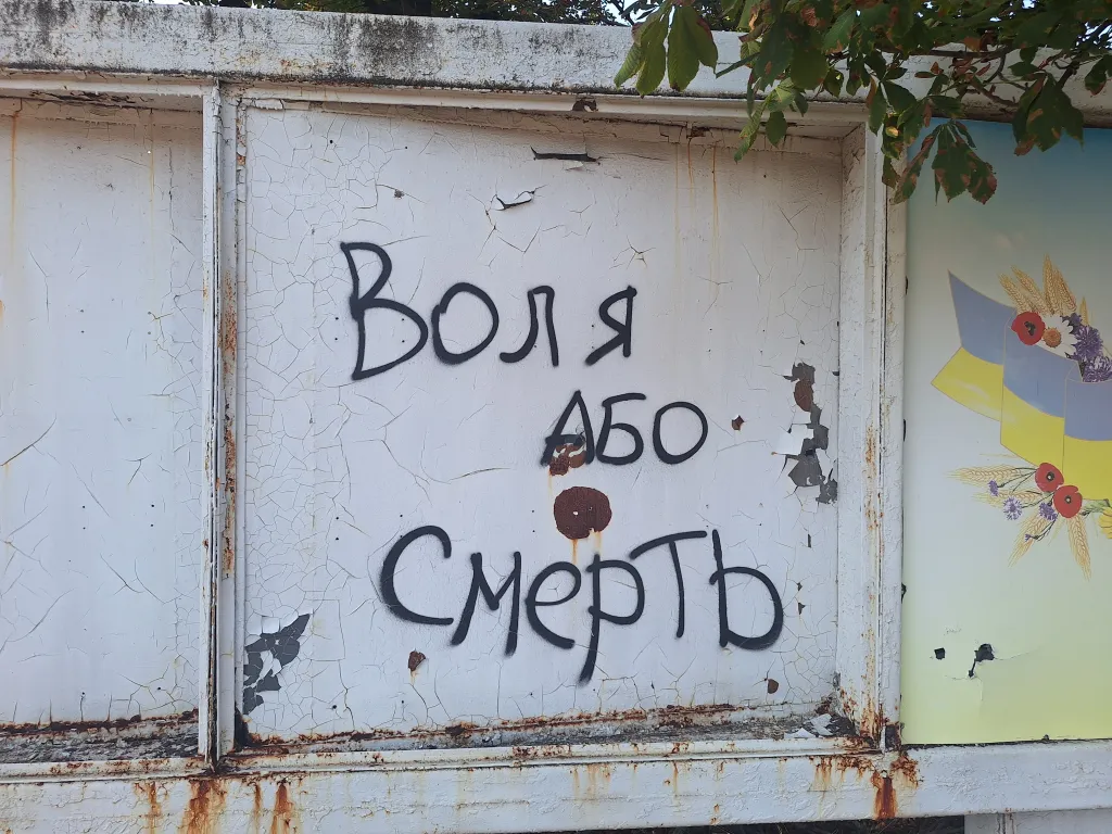 Nápis s heslem Svoboda, nebo smrt v Huljajpoli