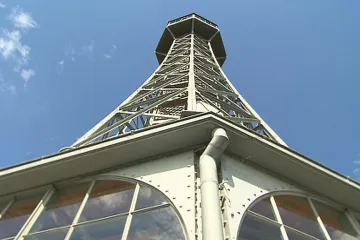 Čtyři měsíce plus dva týdny a bylo hotovo. Rozhledna na Petříně slaví výročí