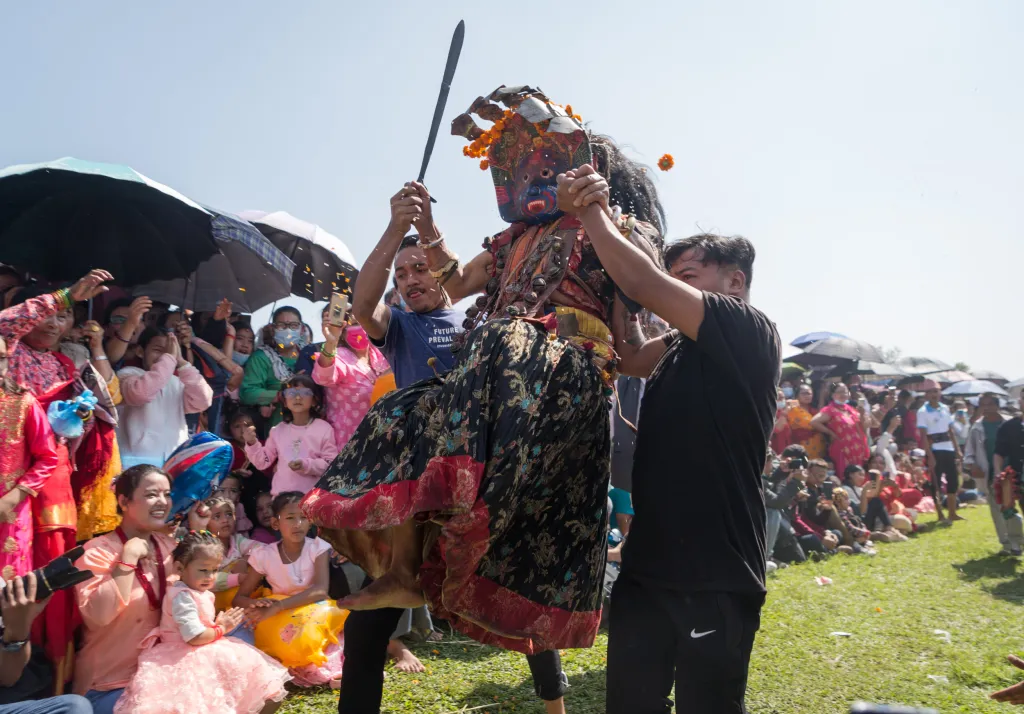 Festivalu Šikali Jatra v nepálském Pátanu vévodí ozdoby, masky a kostýmy, které jsou zasvěceny hinduistickým bohům