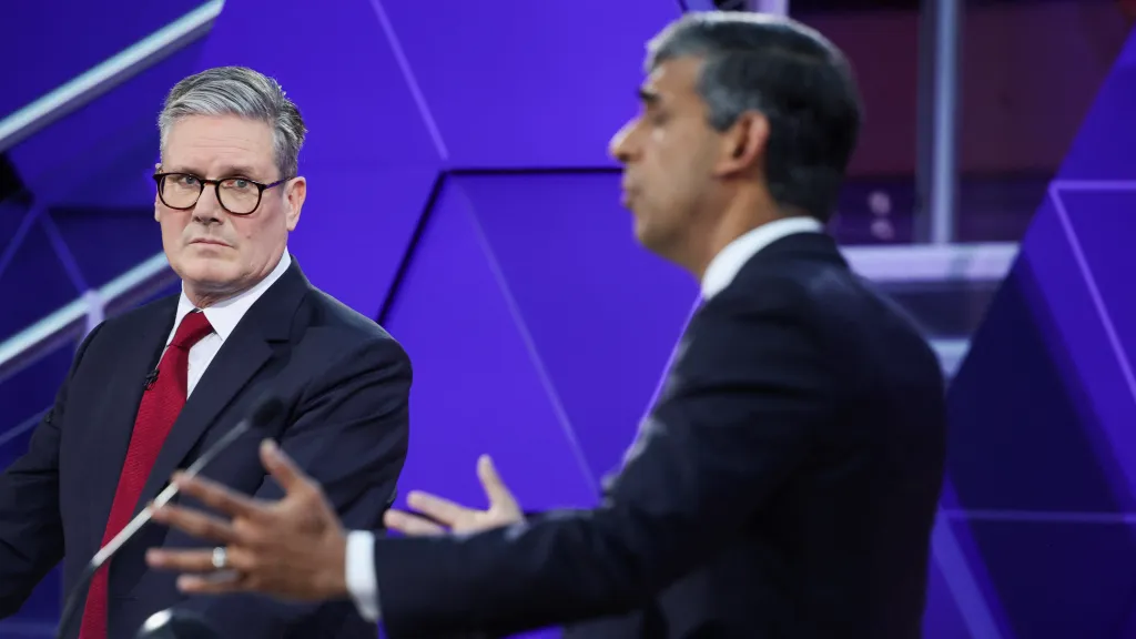 Předseda labouristů Keir Starmer a premiér Rishi Sunak v poslední předvolební debatě