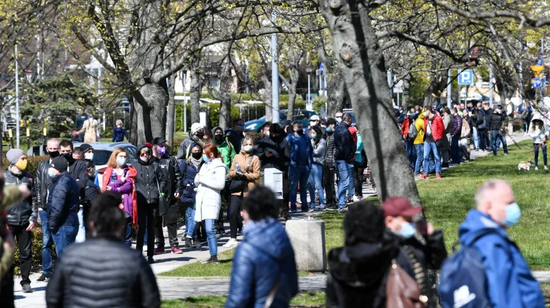 Fronta na očkování v polské Gdyni