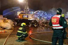 V noci hořel odpad na skládce v pražských Ďáblicích, hasiči doporučili lidem v okolí nevětrat