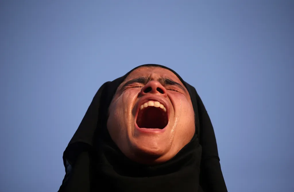 Plačící dívka v šoku při pohledu na tělo Mehraj-ud-Dina Bangroa, podezřelého ozbrojence, který byl zabit v přestřelce s indickými bezpečnostními silami
