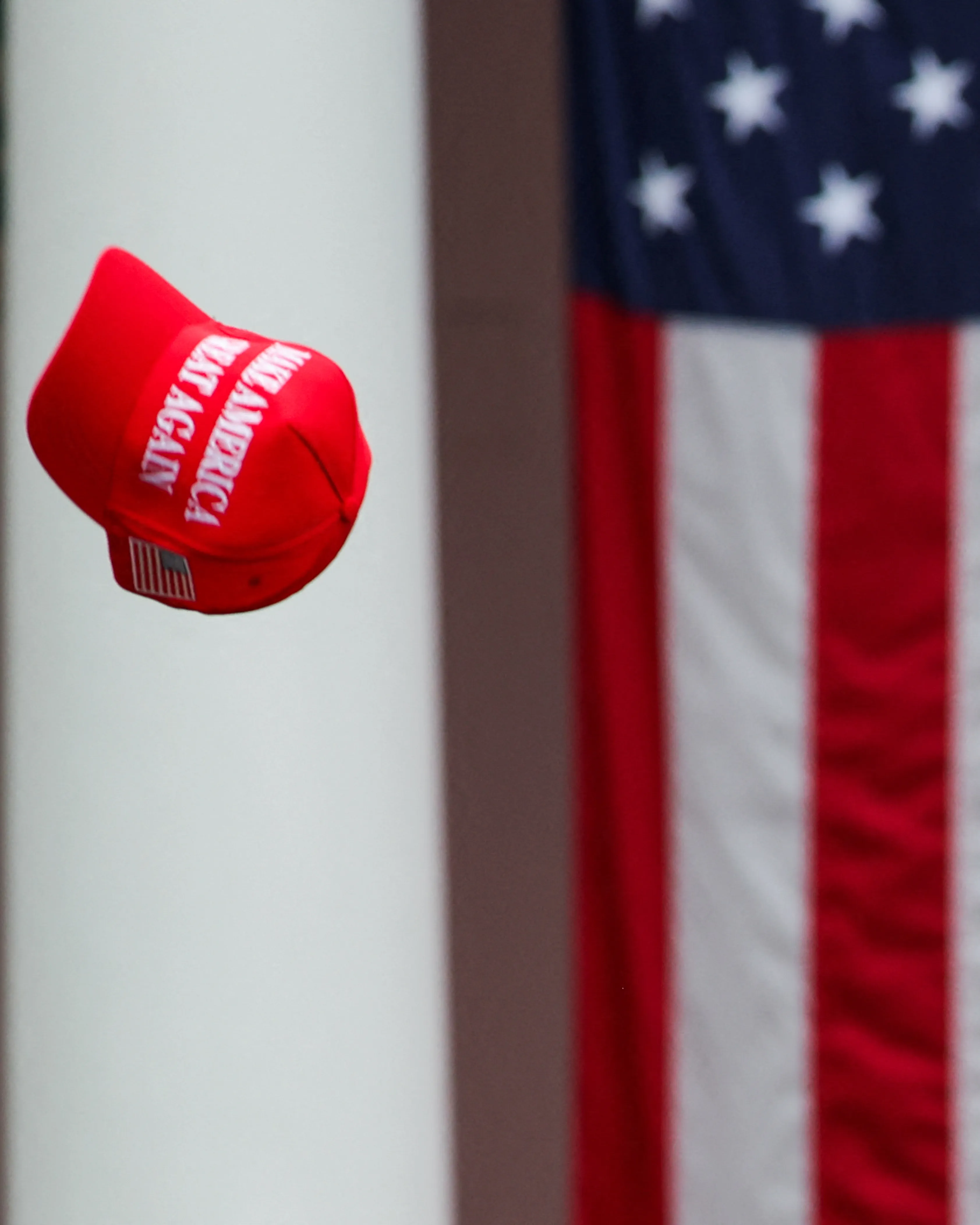 Možné zapojení USA do konfliktu Izraele s Íránem štěpí Trumpovy příznivce