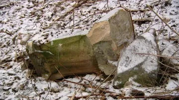 Zřícená zeď v Kyselce