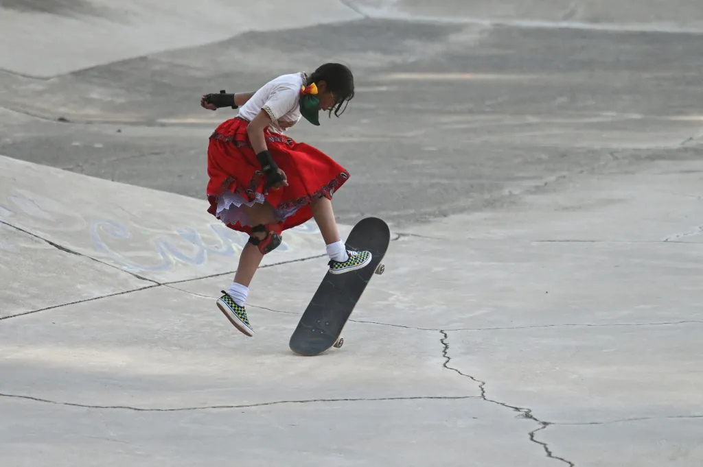 Bolivijské „cholitas“ předvádí své schopnosti na skateboardu