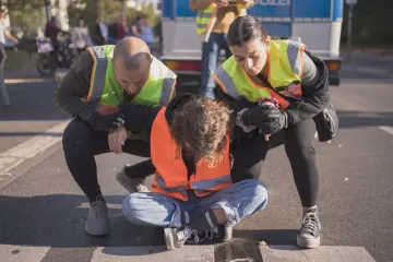 Klimatičtí aktivisté poničili Braniborskou bránu a blokovali dopravní tepny v Berlíně