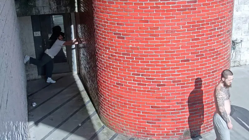 Video zachytilo Cavalcanteho (vlevo) při útěku