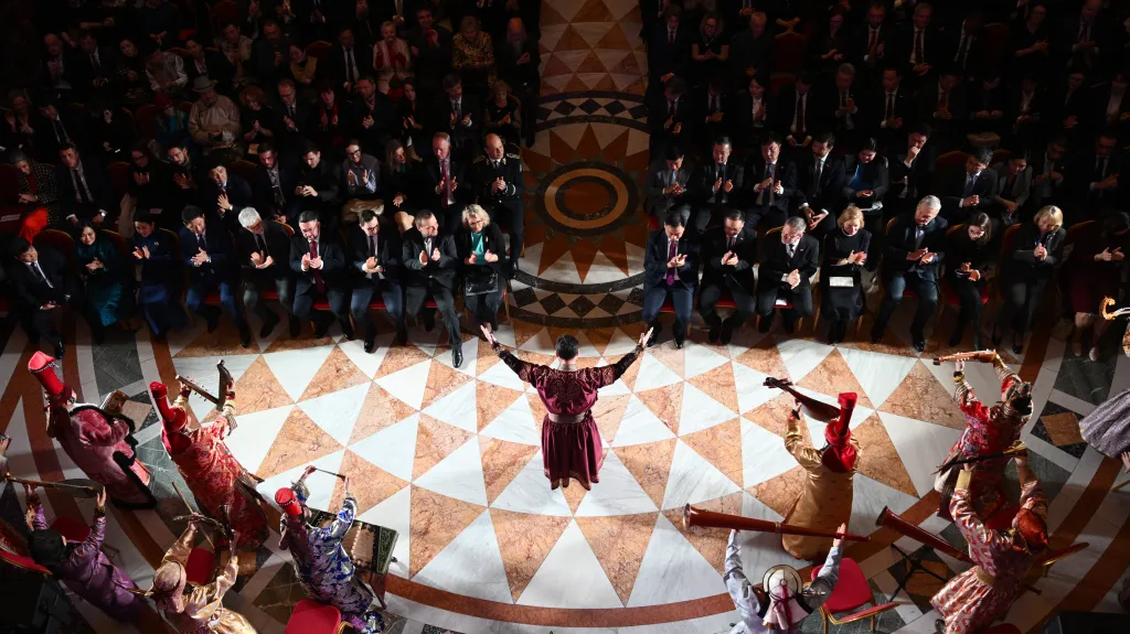 Mongolský prezident Uchnágín Chürelsüch (v první řadě čtvrtý zleva) a prezident Petr Pavel (pátý zleva) zahájili výstavu Čingischán