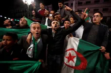 Alžířané vyrazili slavit do ulic. Prezident Buteflika rezignoval