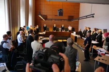 Hromadné znásilnění vzbudilo v Německu hněv vůči migrantům. Teď stojí útočníci před soudem