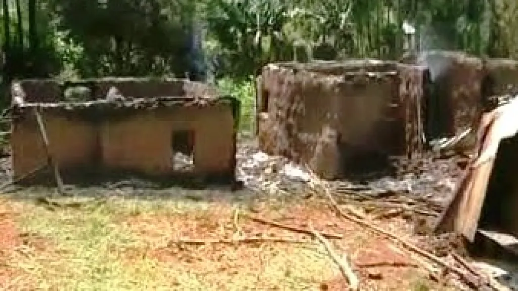 Vypálené domy v Africe