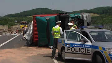Policisté u nehody kamionu