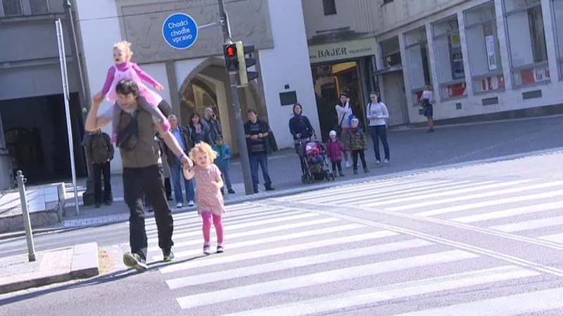 Přecházení na červenou - přechod u Zelené brány v Pardubicích