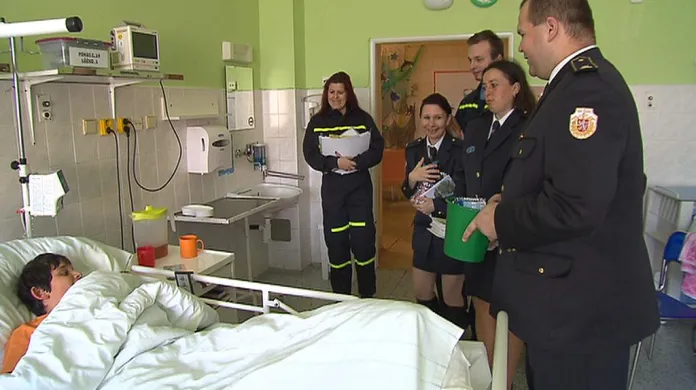 Dobrovolní hasiči navštívili děti v nemocnici
