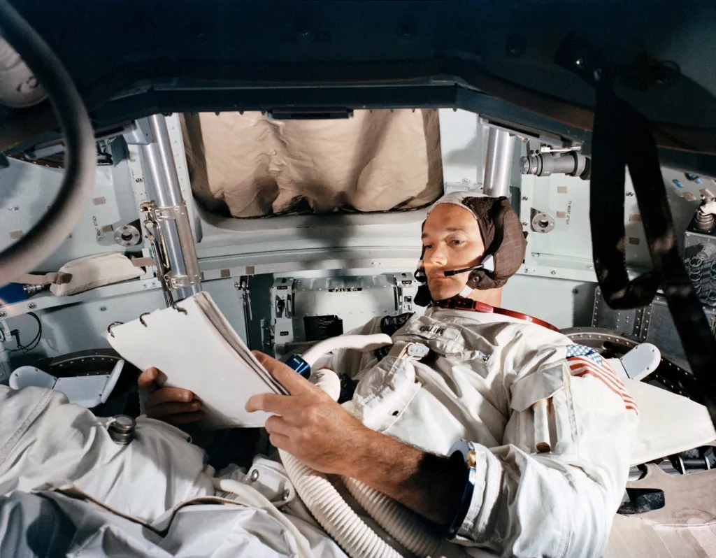 Smutná zpráva zastihla obdivovatele kosmonautiky. Ve věku 90 let zemřel Michael Collins, člen památné výpravy Apolla 11 z roku 1969, při níž Neil Armstrong jako první člověk vkročil na povrch Měsíce. Collins si na rozdíl od svých kolegů Armstronga a Buzze Aldrina měsiční povrch nevyzkoušel – musel na ně čekat v modulu na oběžné dráze