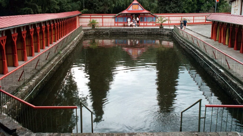 Koupání je v Jurkovičových říčních lázních už léta zakázané