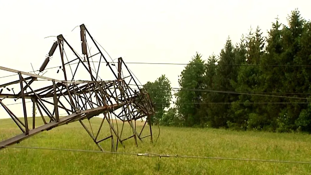 Spadlý stožár elektrického vedení