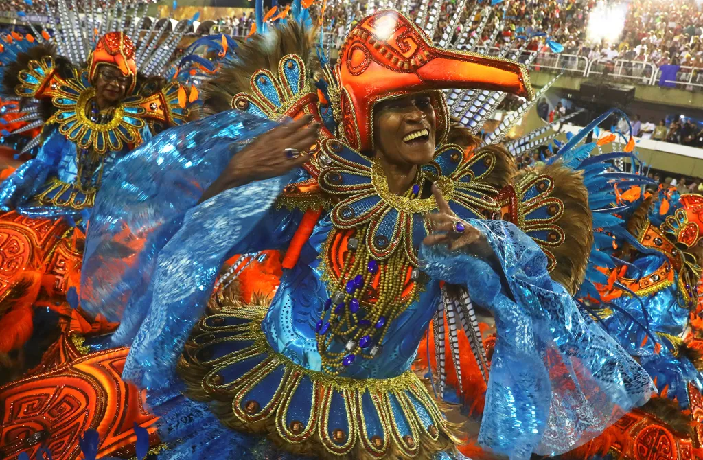 Účastníci karnevalu ze školy samby Beija-Flor na sambodromu během prvního dne karnevalového průvodu v Riu de Janeiro