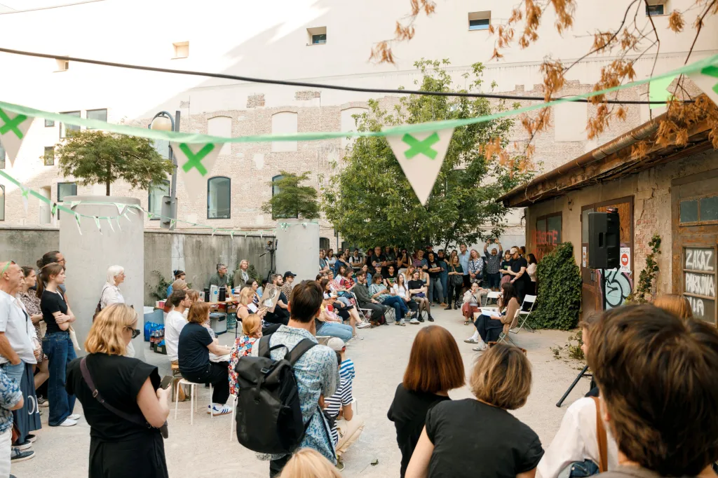 Iniciativa Umenie nebude ticho! a Slobodná národná galéria vytvořily paralelní svobodnou galerii z místa zdevastovaných garáží poblíž SNG. Během léta zorganizovaly sérii akcí, na kterých vystavovaly díla několika autorů a autorek – ať už jako výstavy v kukátkách, velkoformátové tisky nebo instalace. Kromě výstav v garážích se konaly také diskuse, koncerty a performance