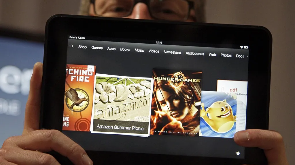 Viceprezident Amazonu Peter Larsen s Kindlem Fire HD