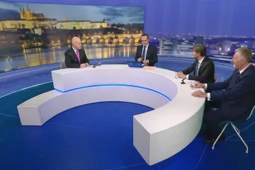 Zahraniční politiku řídí vláda, ale odchodu z EU nebo NATO má prezident bránit, shodli se Topolánek, Fischer a Hilšer