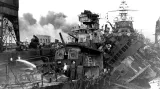 Vraky zasažených torpédoborců USS Downes a USS Cassin se u břehu ostrova Ford opírají o bitevní loď Pensylvania krátce po šokujícím japonském útoku