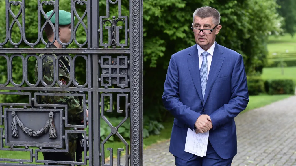 Andrej Babiš odchází ze zámku v Lánech